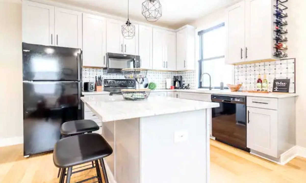 Warrensburg House | Welcome to The Dog House! Downtown Burg 2 bedrooms