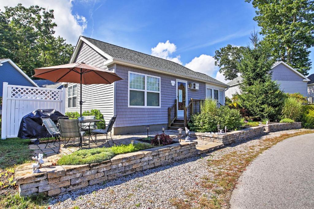 Moody House | Wells Beach Cottage w/Pool Access ~ 1 Mi to Coast