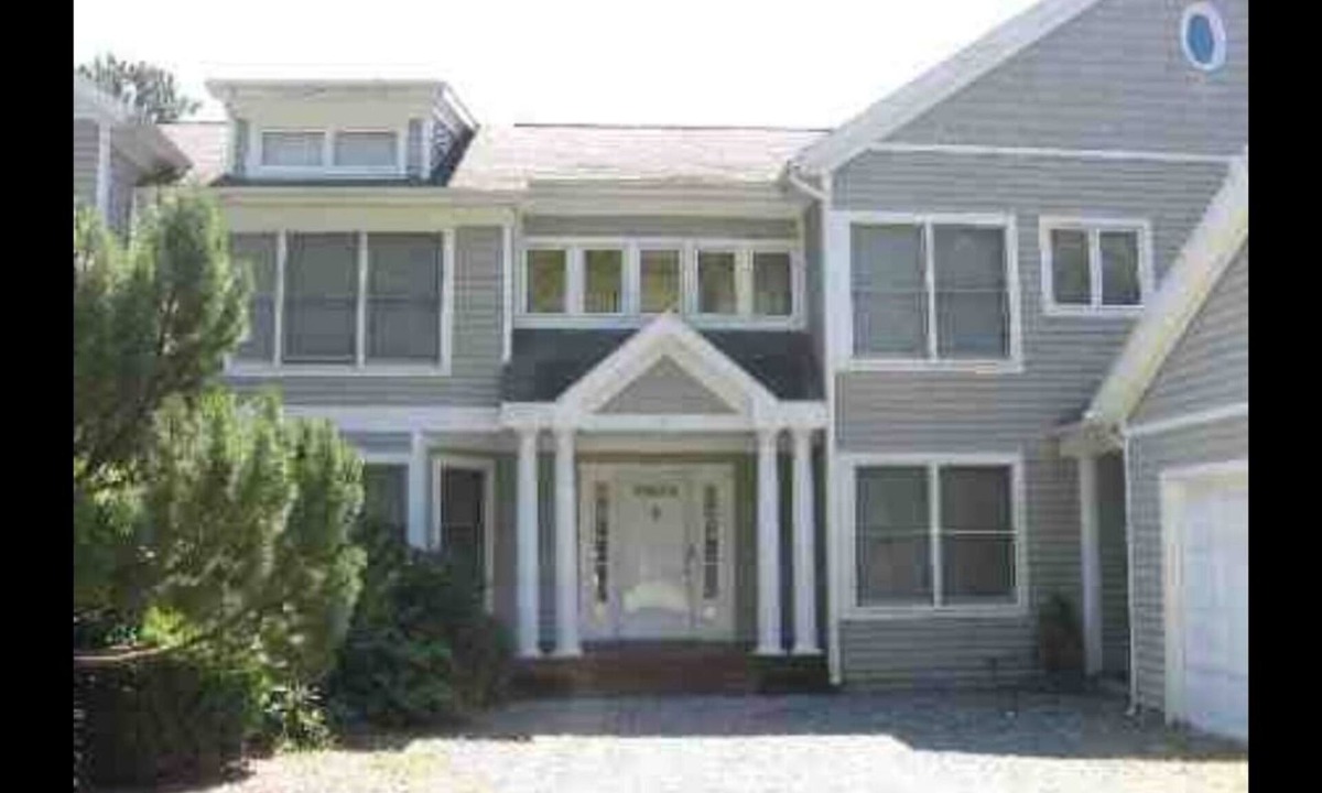 Tisbury House | West Chop Tashmoo Beach Townhouse w/Pool Pickleball & Tennis borders Golf Course