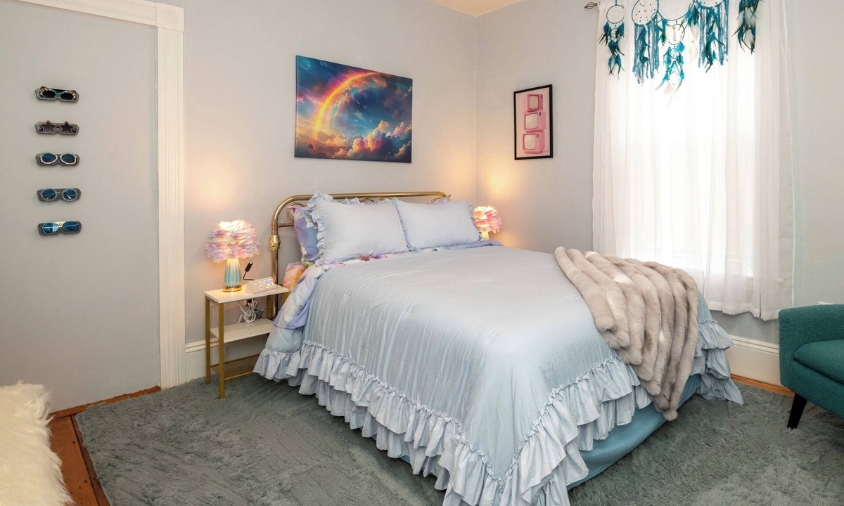 Beverly Condo | Which way to the Beach! Charming 3-bedroom condo with AC in lovely Beverly Salem