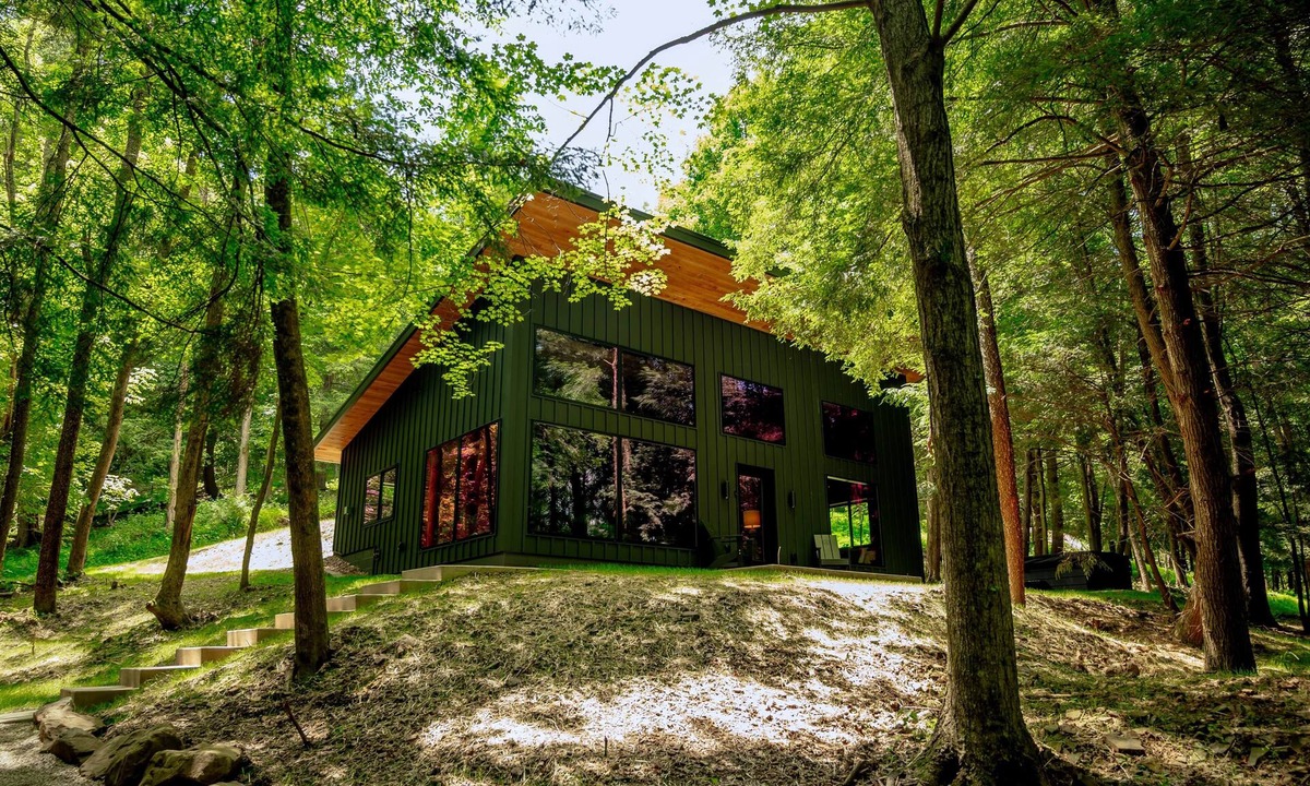 Loudonville Cabin | Whiskey Lounge - AQUY Valley Rentals