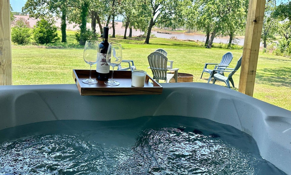 Madill Cabin | Whispering Oak Cabin- LAKEFRONT getaway with a Jacuzzi in Texoma Shores Resort