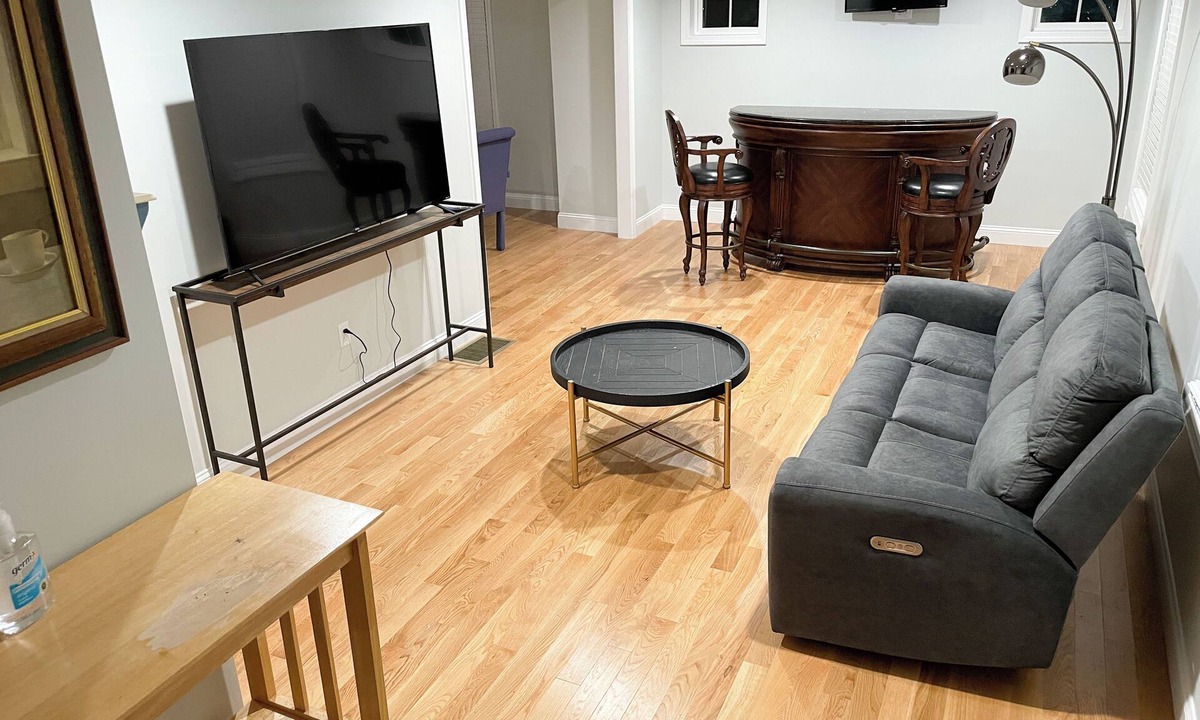 Kingston House | Whispering Pines: Nearby Kingston Lake | Monthly Stays