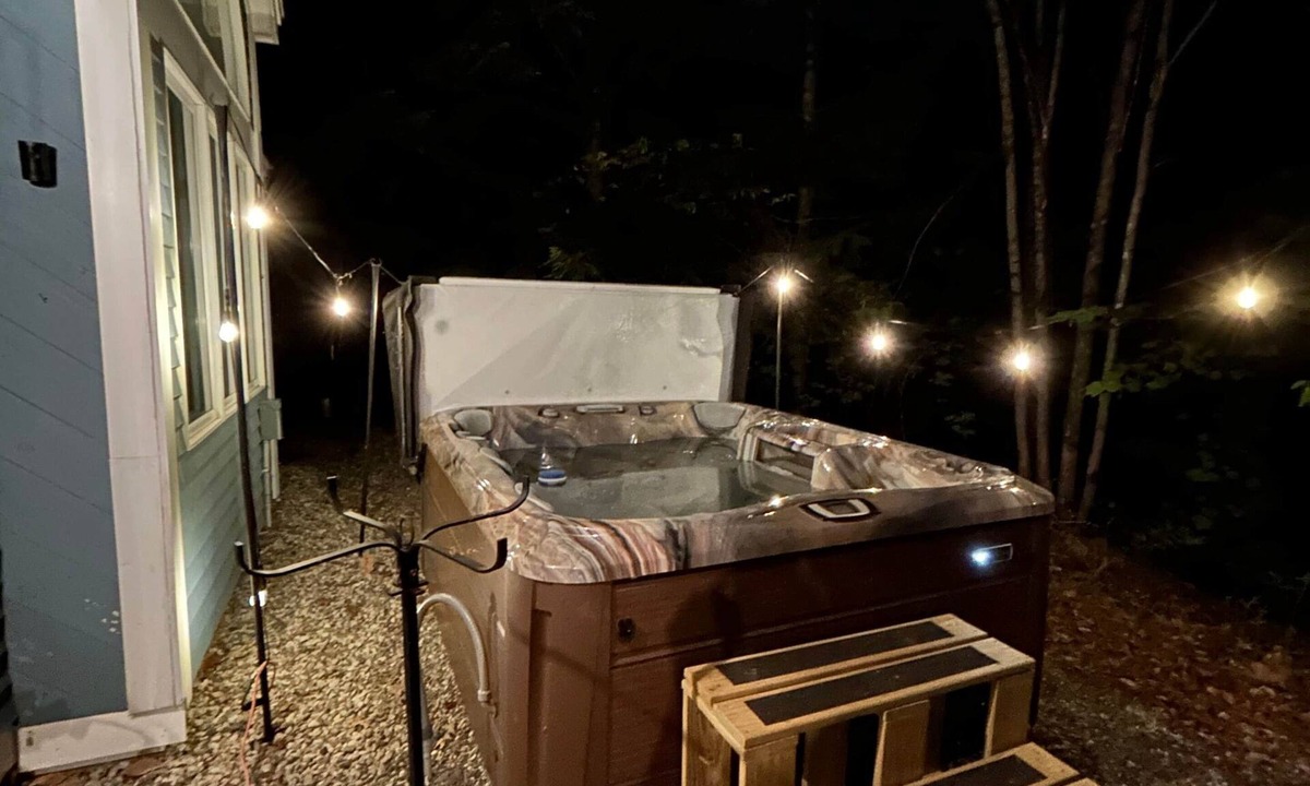 Campton House | White Mountain Basecamp | Hot Tub + Firepit + EV