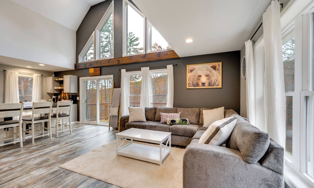 Campton Cottage | White Mtns Holiday Home! Cabin 1 Mi to Skiing