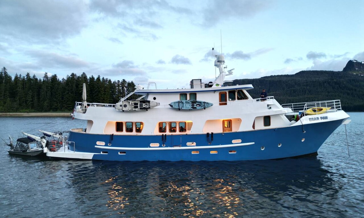 Ketchikan Boat Rental | Why knot YACHT!!!! Luxury king accommodation on the dock with breakfast included