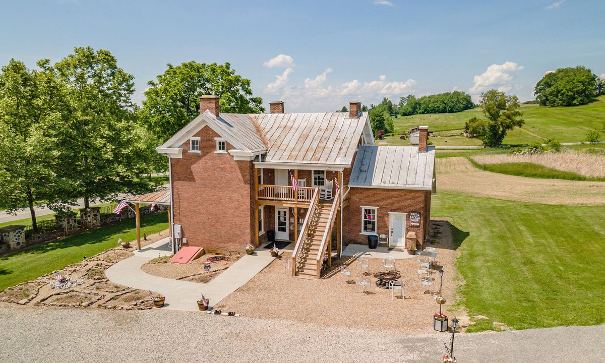 Deemston House | Wild Acres Farm, Fishery and Hunting Preserve - Lodge