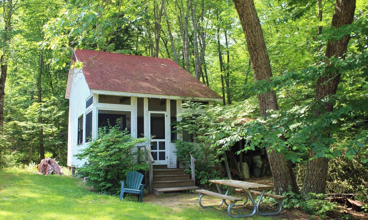 North Sebago Cottage | Willow Cottage-Private Beach-Pets Welcome - Round Table Lodge, Sebago, Maine