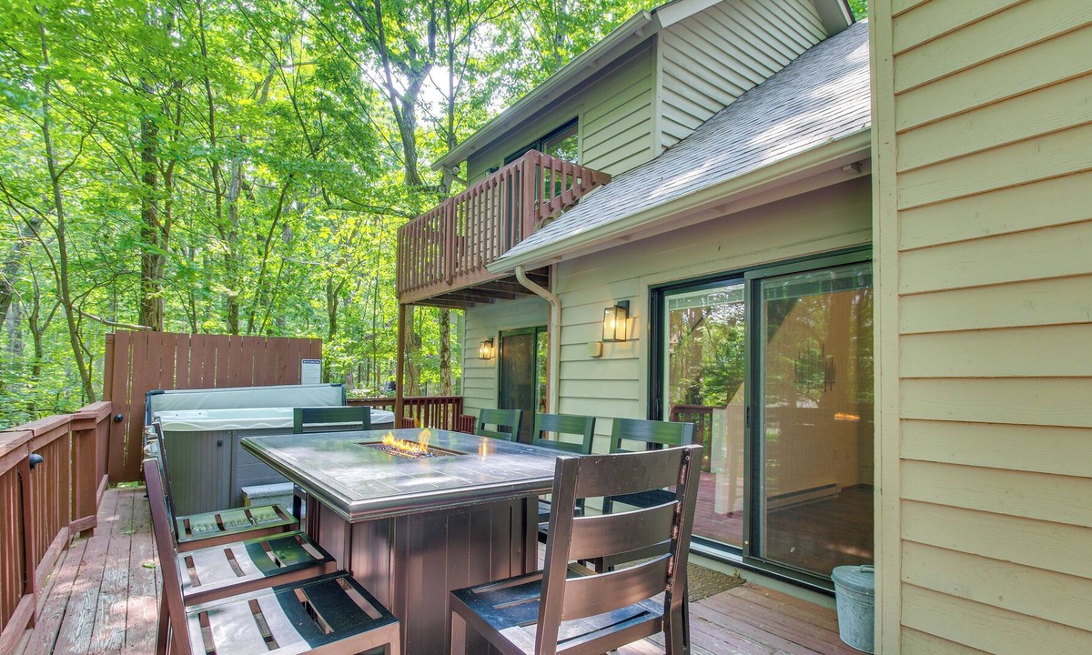 Chestnut Springs Cottage | Wintergreen Cabin w/ Hot Tub: Golf & Relax!
