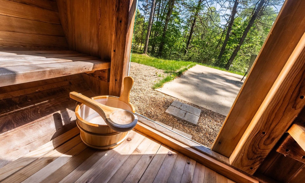 Hico Cabin | Wooded Circle - Barrel sauna, hot tub, fire pit