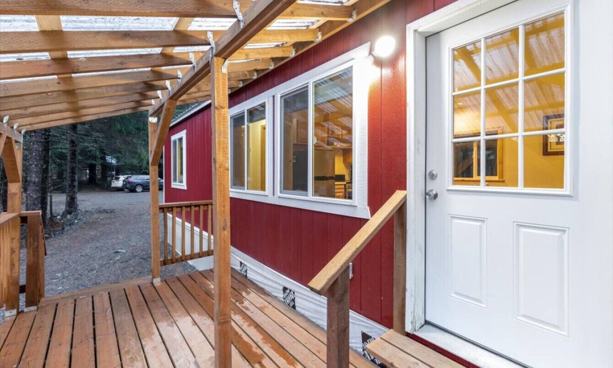 Questa Woods Cabin | Woodland Cabin - Tiny Home Retreat Sleeps 4