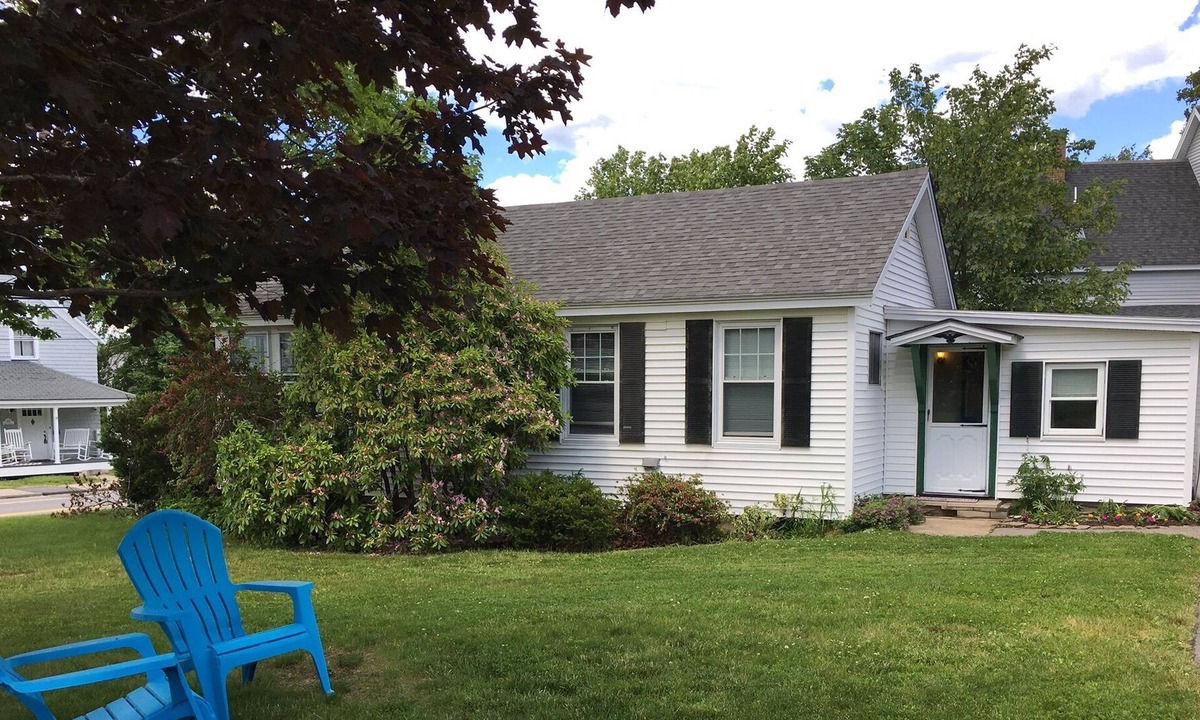York Beach Cottage | York Beach 2 Bedroom 1st floor Cottage, private yard steps from beaches