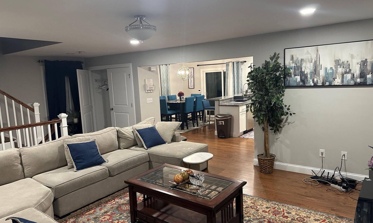 Worcester House | Your comfort vacation stays in Worcester, MA I Whole house l 3beds 2.5baths I