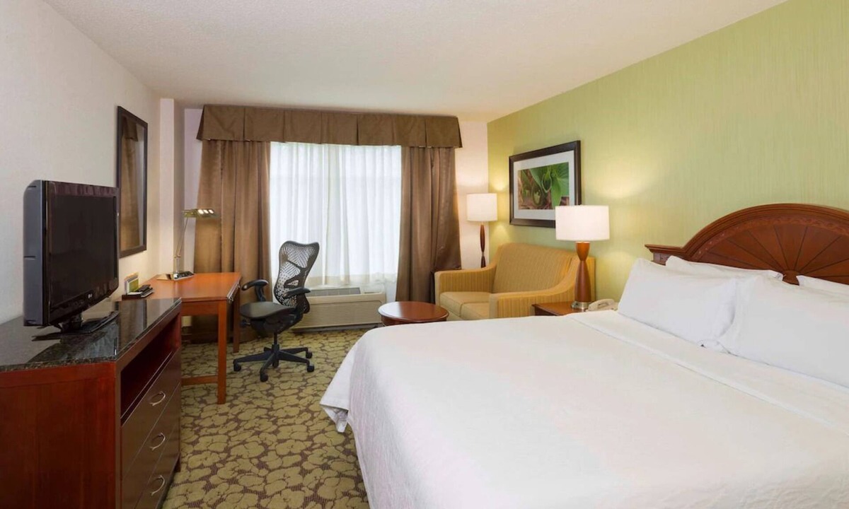 Silver Lane Hotel | Your Glastonbury Getaway: Comfort & Convenience Await! Free WiFi & Parking