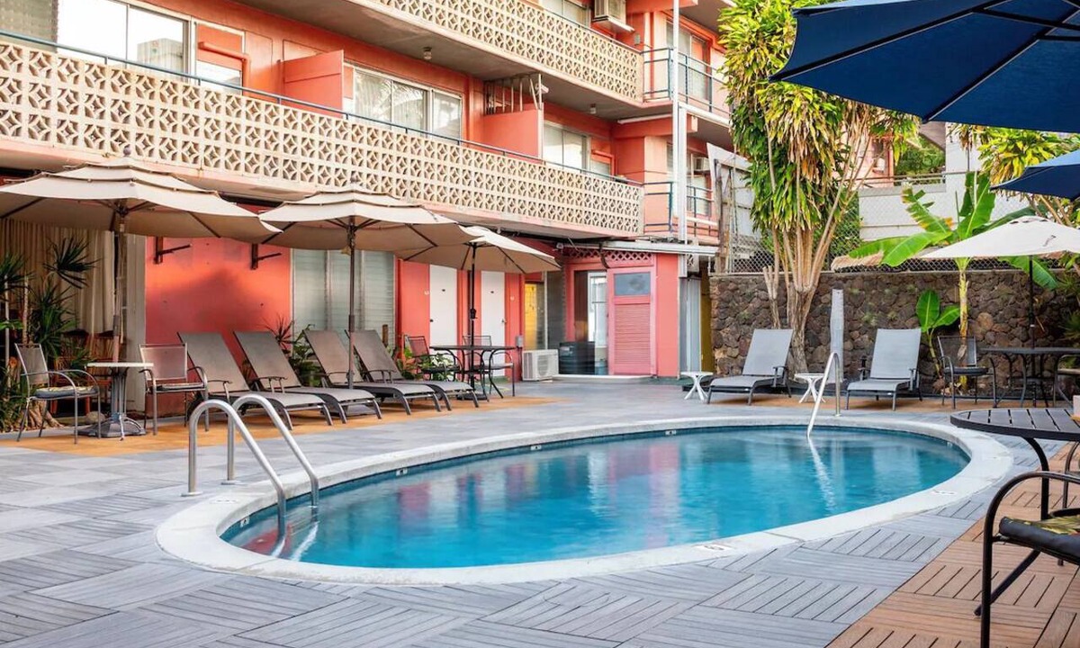 Waikiki Hotel | Your Next Favorite Getaway Starts Right Here! Outdoor Pool, Pets Are Welcome!