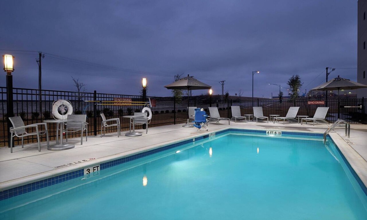Lake Worth Hotel | Your Room for Rest & Relaxation | Outdoor Pool & Breakfast | Lake Worth - 1.5 mi