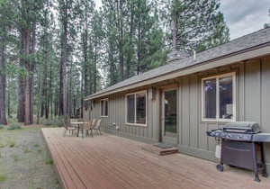 Comfy Home with Shared Pool, Private Hot Tub, Large Backyard, and SHARC Passes in Sunriver