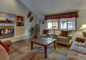 Comfy Home with Shared Pool, Private Hot Tub, Large Backyard, and SHARC Passes in Sunriver