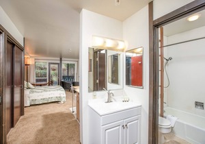 Condo with stunning views near shops and restaurants with immediate ski access