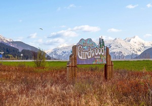 Condo with stunning views near shops and restaurants with immediate ski access