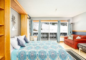 Cozy condo with mountain views, near skiing, shopping, dining & natural beauty