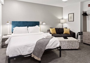 Midtown Studio Steps from Dining and Nightlife