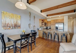 Newpark Townhome - Private Hot Tub - Private Garage