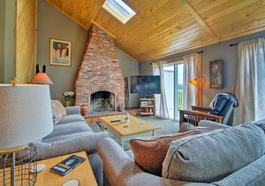 North Conway Family Condo with 3 Decks and Mtn Views!