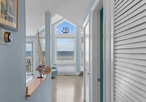 Oceanfront Condo steps away from Narragansett Town Beach
