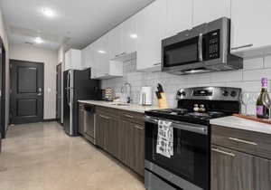 Stunning 1 Bedroom KING Downtown KC w/ GYM on Main