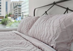 Stunning 1 Bedroom KING Downtown KC w/ GYM on Main