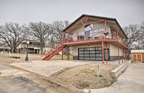 Kingston House | 1/2 Mi to Lake Texoma! Spacious Group Escape