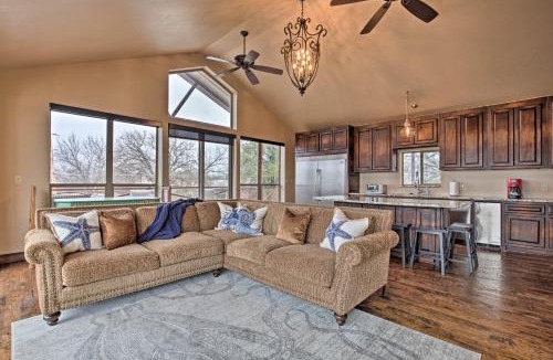Kingston House | 1/2 Mi to Lake Texoma! Spacious Group Escape