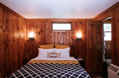Mount Tremper Hotel | 1 Bedroom Suite with a Living Room
