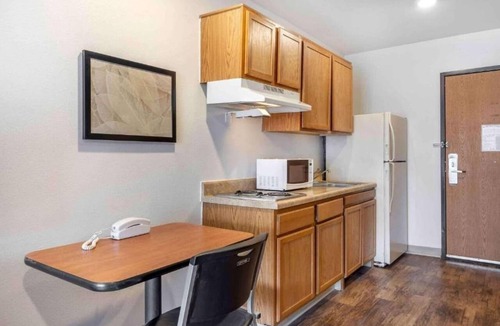 Wichita Apartment | 1 Full Bed | Mobil Acc RI Shwr Nsmk Kitchen