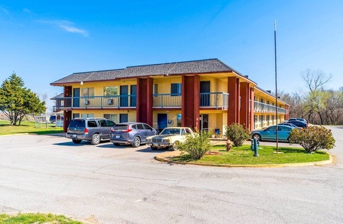 Chickasha Apartment | 1 King Bed & 1 Full Bed