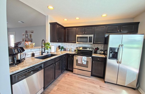 Owensboro House | 1 King Bed + 1 Queen Bed + 2 Full Bathrooms Kitchen + Laundry Room + Patio