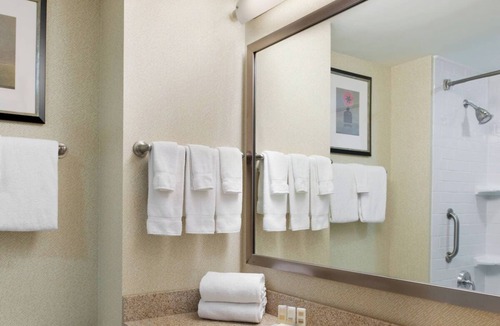 Upper East Side Hotel | 1 King Bed at Courtyard New York Manhattan! Onsite Dining!