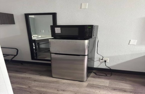 Enfield Apartment | 1 King Bed|Smoking, Micfridge