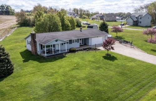Nashport House | 1 Mile from Buckeye Lake - New 2023 HOT TUB and Dog Friendly