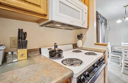 West Bridgewater Hotel | 108 Deluxe One bedroom Queen Suite on the 1st floor w/outdoor heated pool
