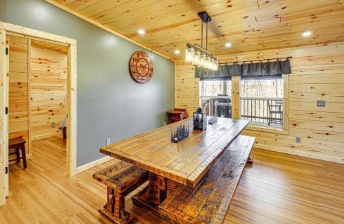 Royal House | 11 Mi to Marina on Lake Hamilton: Cabin Getaway