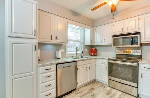 Blue Springs House | 13 Mi to Arrowhead Stadium: Blue Springs Home!