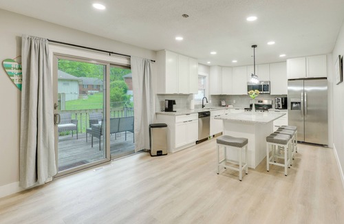 Blue Springs House | 13 Mi to Arrowhead: Family-Friendly Home w/Yard