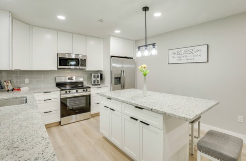 Blue Springs House | 13 Mi to Arrowhead: Family-Friendly Home w/Yard