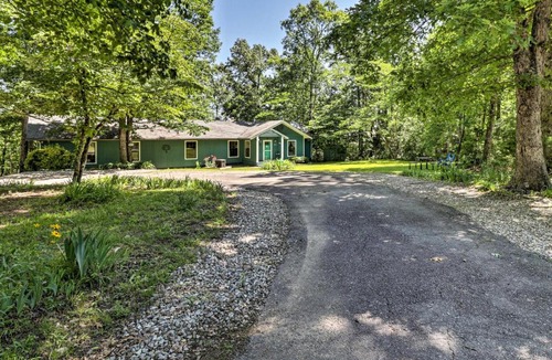 Royal House | 13 Mi to Hot Springs: Serene Royal Home w/Deck!