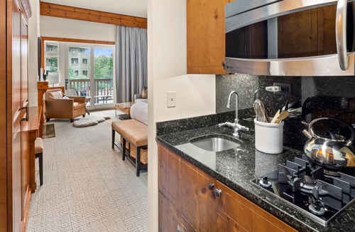Stowe Area Cabin | #145 * Lodge At Spruce Peak | Studio | Pool & Mountain Views | Ski in Ski Out