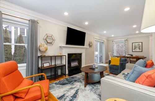 Stoneham House | 15 Min to Boston, Spacious 5BR Retreat on Road with Office Space & Comfortable Beds