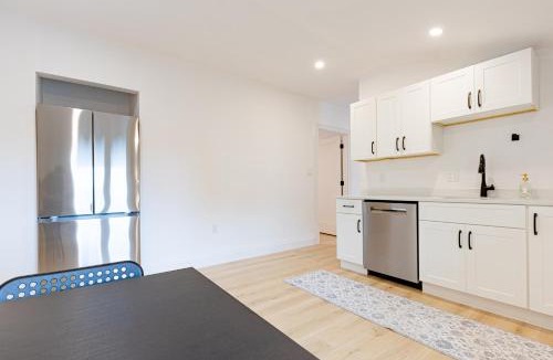 Oak Square House | 154R Newley Renovated Sunny Spacious Quite Apartment in Brighton