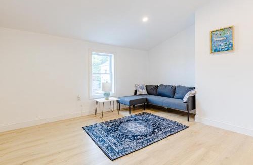 Oak Square House | 154R Newley Renovated Sunny Spacious Quite Apartment in Brighton